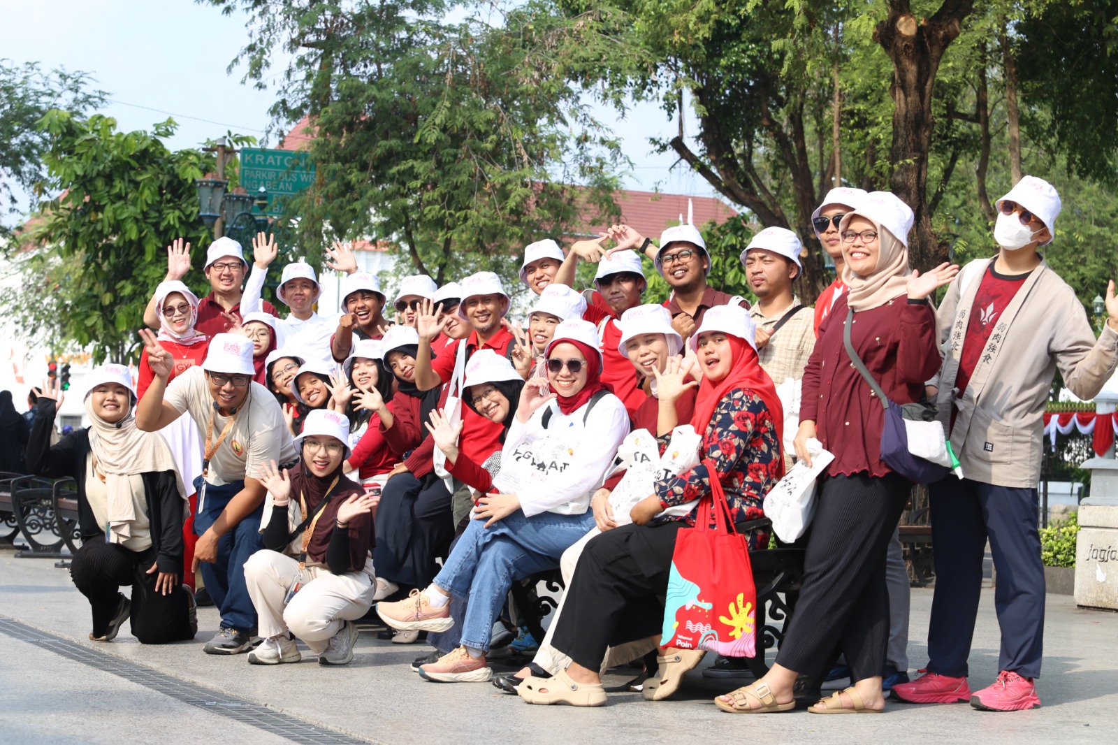 Peserta bisa mengikuti permainan seru di MyTelkomsel Quiz saat acara tur jalan kaki "Nyalakan Semangat Indonesia"