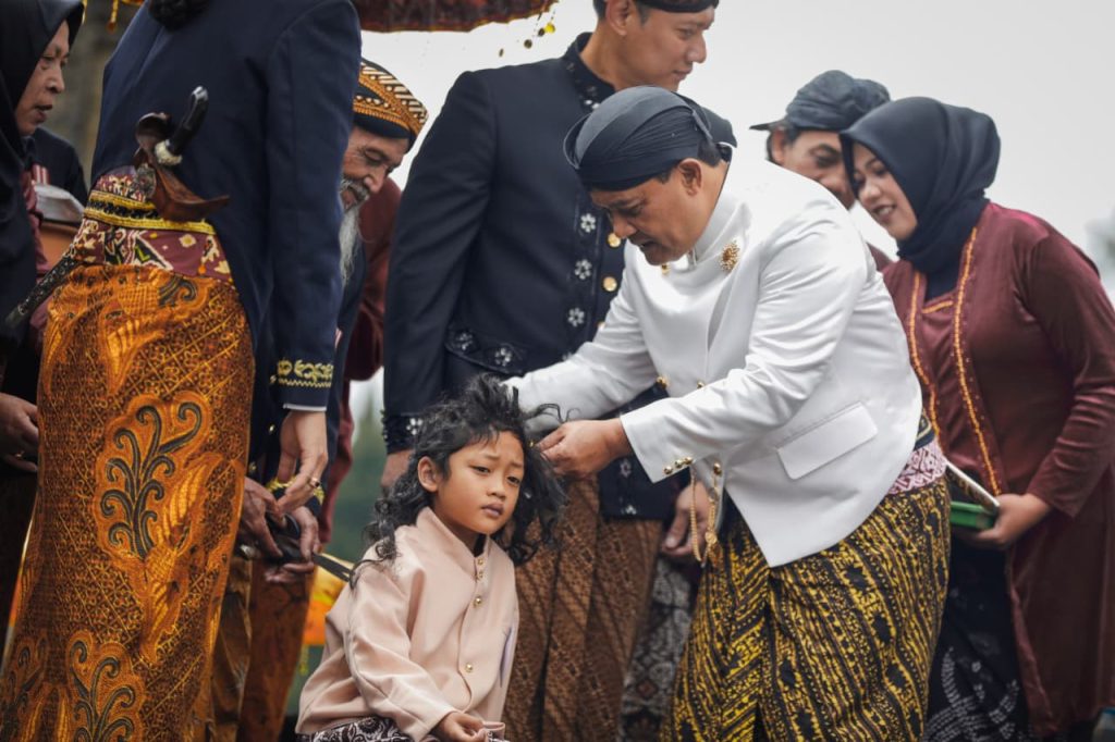 Gubernur Jawa Tengah, Ahmad Luthfi bersama dengan Menko Bidang Infrastruktur dan Pembangunan Kewilayahan RI, Agus Harimurti Yudhoyono menghadiri prosesi cukur rambut gimbal anak bajang
