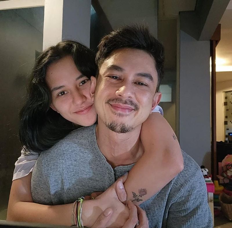 Dahlia Poland dengan aktor Fandy Christian.