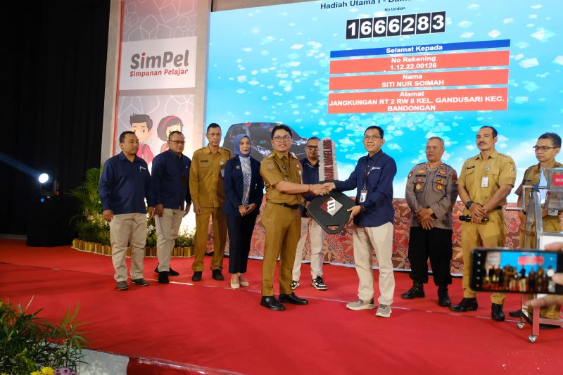 SIMBOLIS: Wali Kota Magelang didampingi Direktur Bank Magelang saat mengundi undian tabungan berhadiah, Senin (25/8).