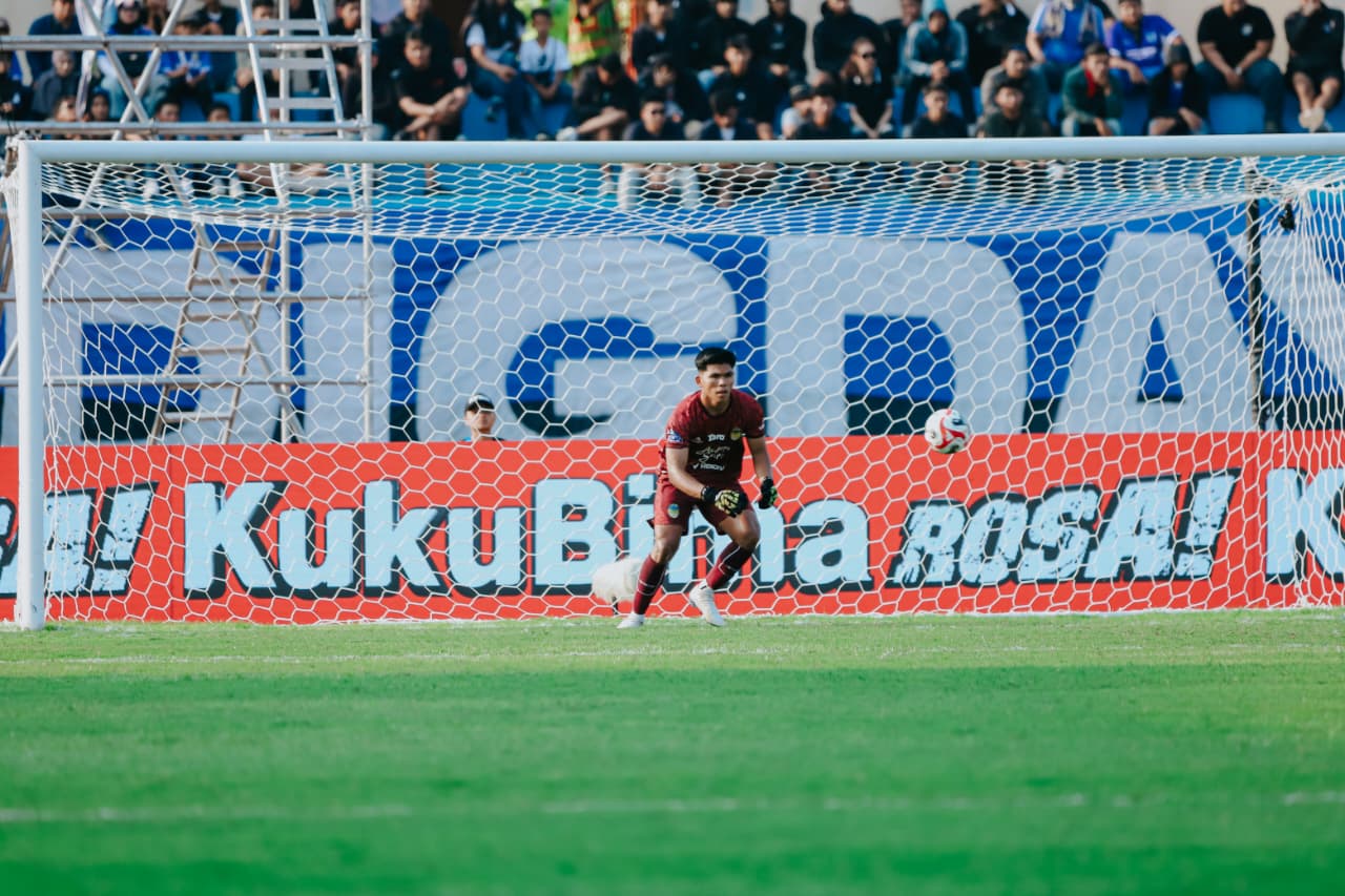 Kiper PSIM Cahya Supriadi saat melawan Persib Bandung