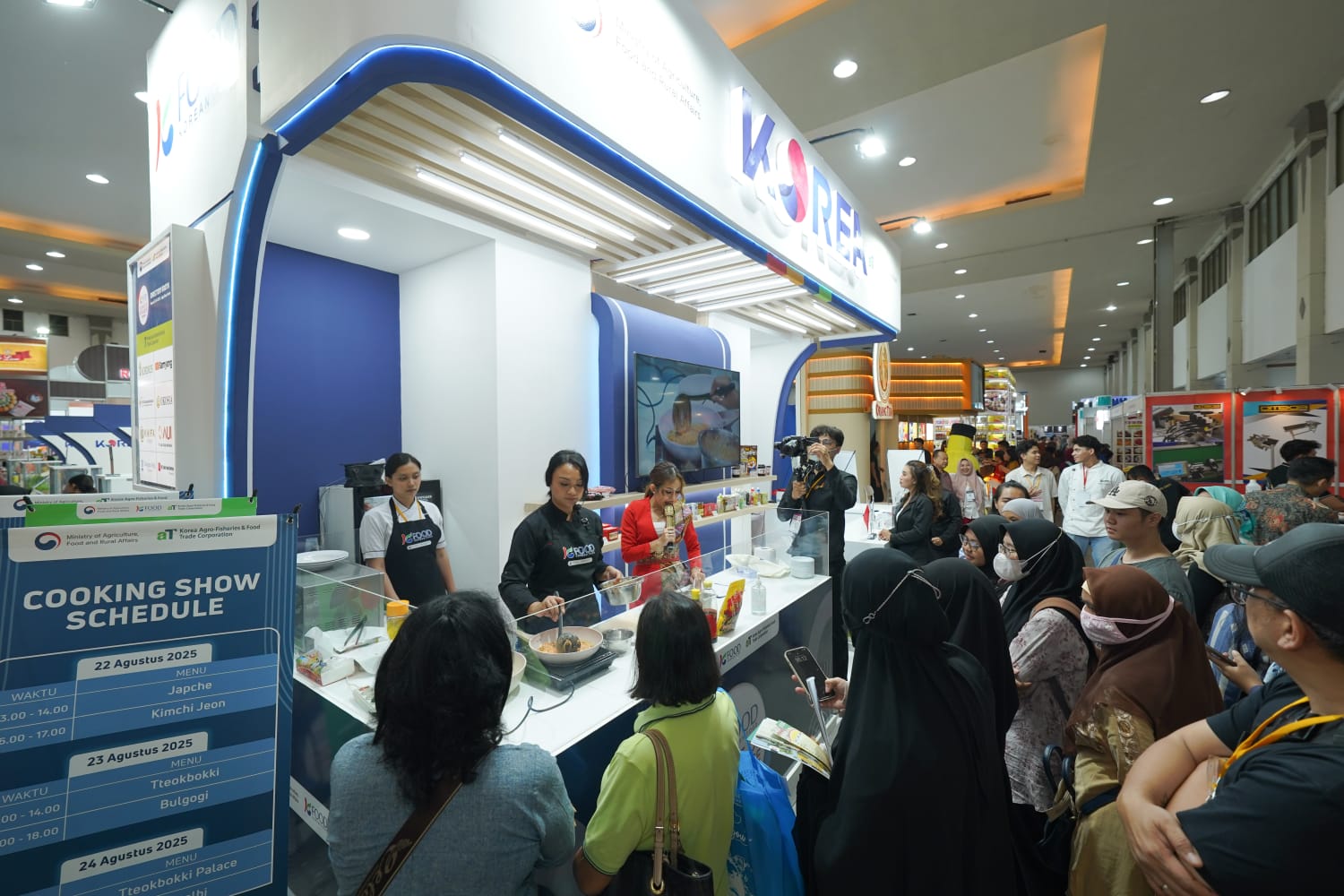 RAMAI : Situasi salah satu booth produk Korea yang dibuka dalam JIFHEX 2025 di Jogja Expo Center.
