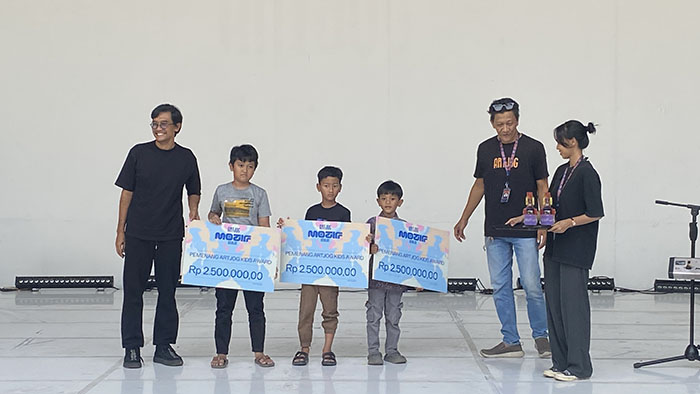 Penyerahan penghargaan tiga seniman cilik dari ARTJOG dalam Program ARTJOG Kids 2025.