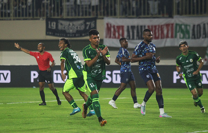 Gustavo Tocantins saat melakukan selebrasi usai membobol gawang PSPS Pekanbaru dalam laga uji coba Jumat (22/8) lalu.