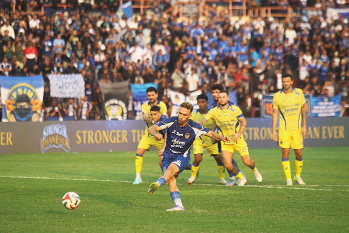 PENUH: Pemain PSIM Jogja saat menghadapi Persib Bandung dengan ribuan suporter yang hadir di SSA Bantul (24/8/2025).
