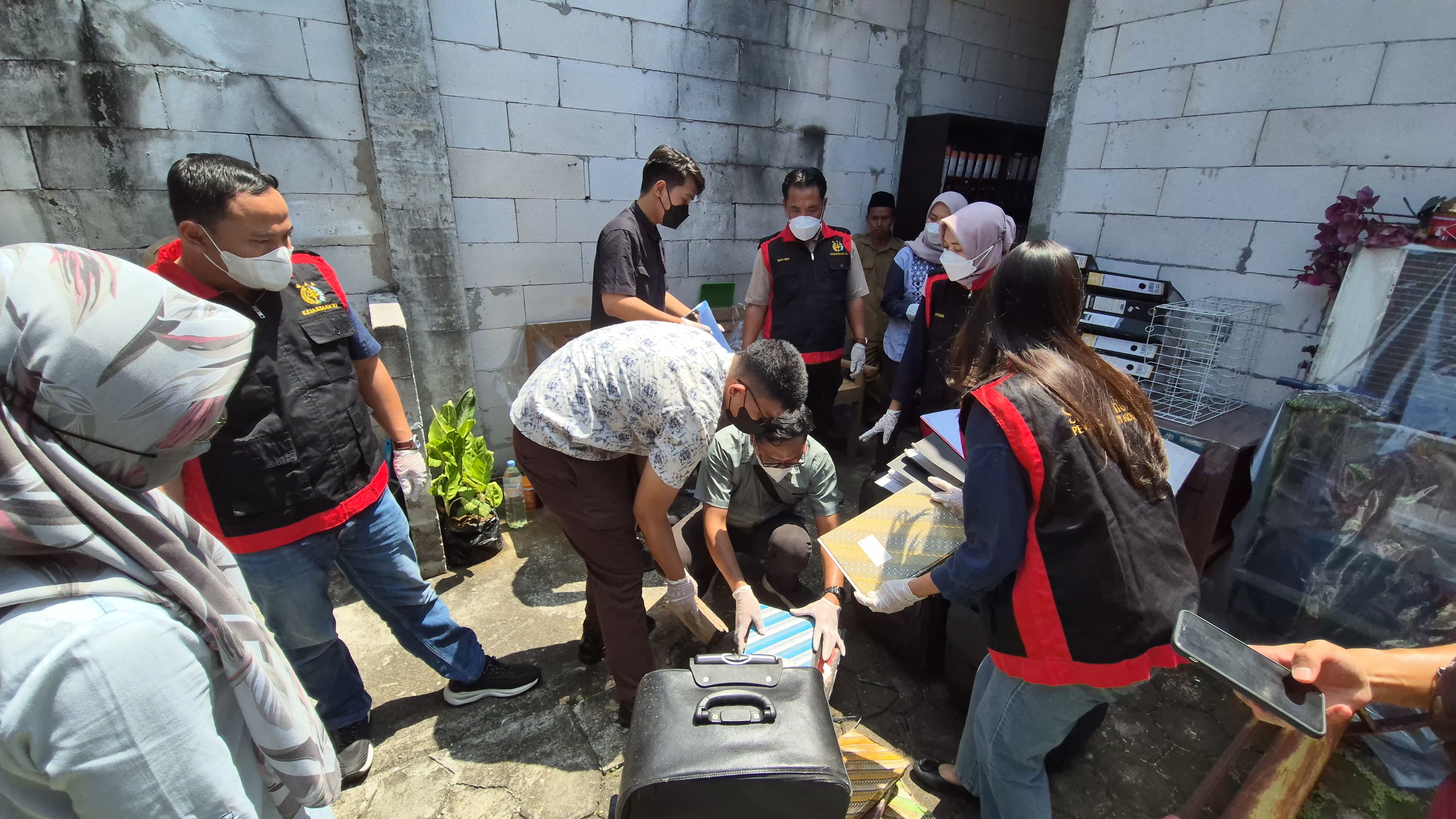 PENYITAAN: Personel Kejaksaan Negeri Kulon Progo mengambil beberapa berkas di Kantor BUKP Wates Senin (25/8).