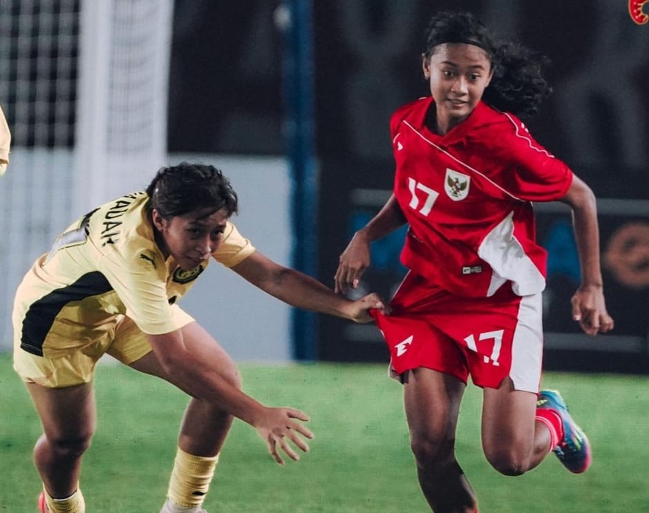 Aksi pemain Timnas Putri Indonesia U16 dalam kemenangan atas Malaysia U16 di AFF U16 Putri 2025