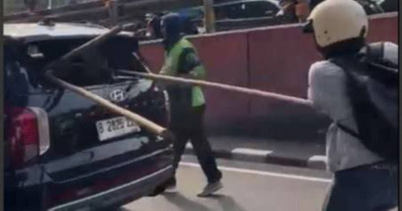 Mobil mewah diduga milik anggota DPR, menjadi amukan massa dalam demonstrasi penolakan kenaikan gaji DPR RI.