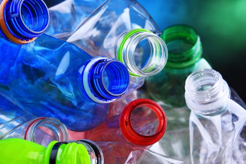 Kemasan botol plastik mengandung Bisfenol A (BPA).