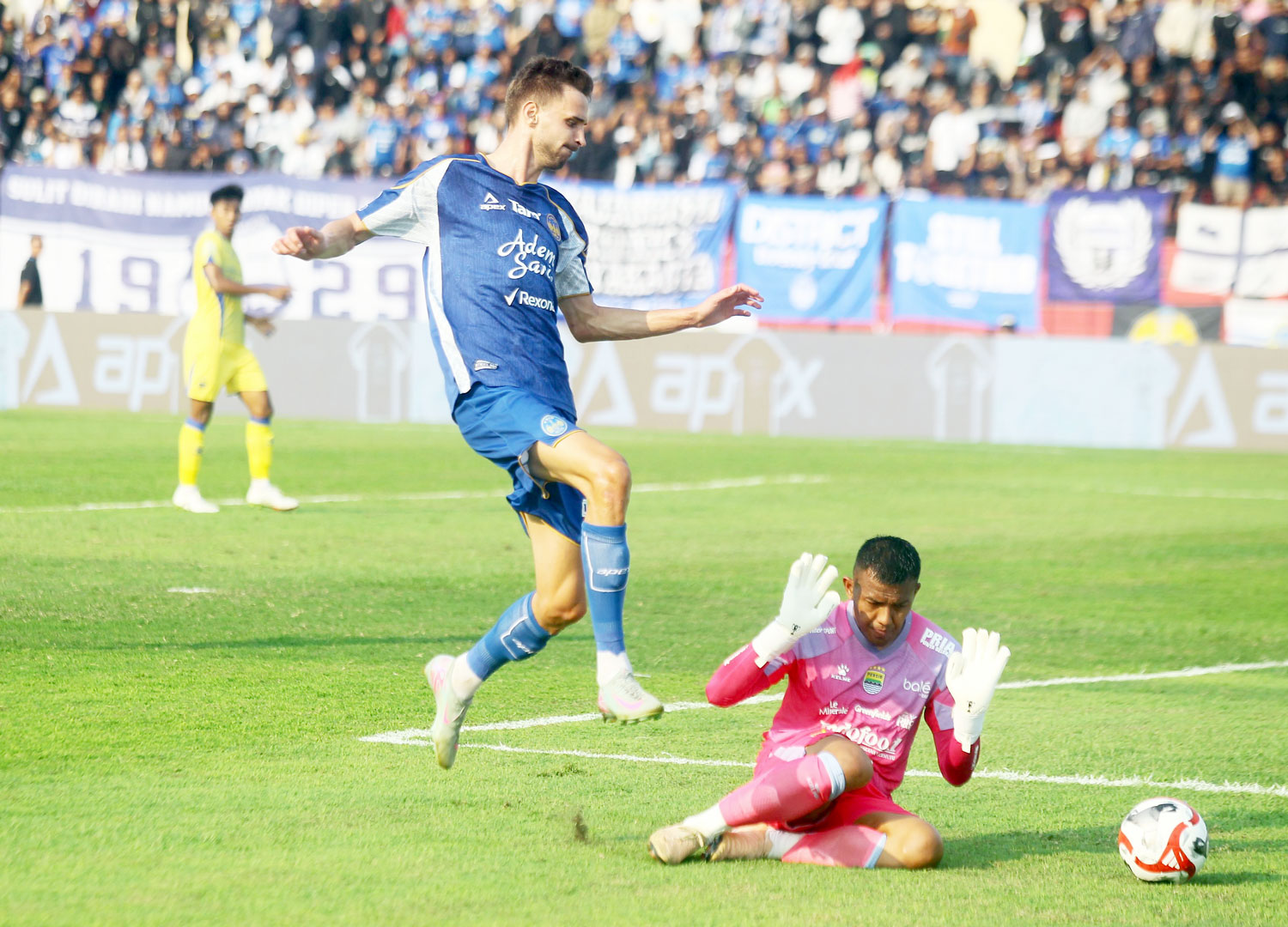 Striker asing PSIM Jogja Nermin Haljeta saat berlaga melawan Persib Bandung. 