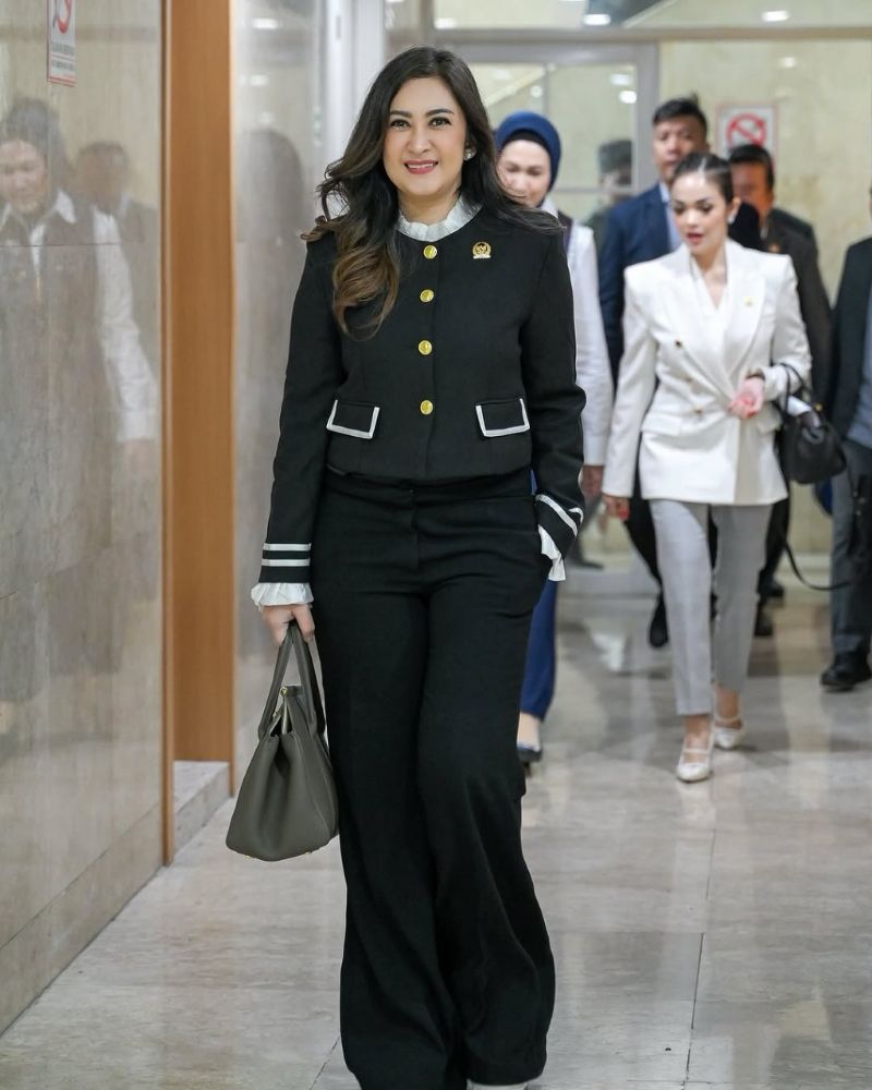 Nafa Urbach, Artis yang menjadi anggota legislatif.