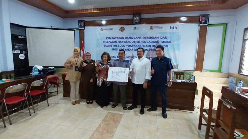 SENANG: Penerima ganti untung Tol Jogja-YIA berswafoto simbolia mendapatkan uang tunai.&nbsp;