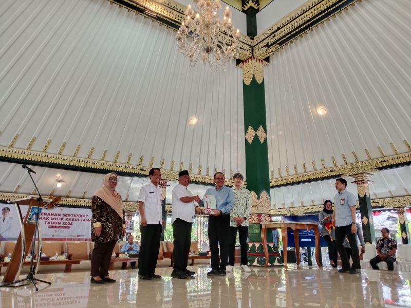 SIMBOLIS: Penyerahan sertifikat hak milik tanah kasultanan dan tanah kadipaten di Pendopo Parasamya Sleman Selasa (26/8).