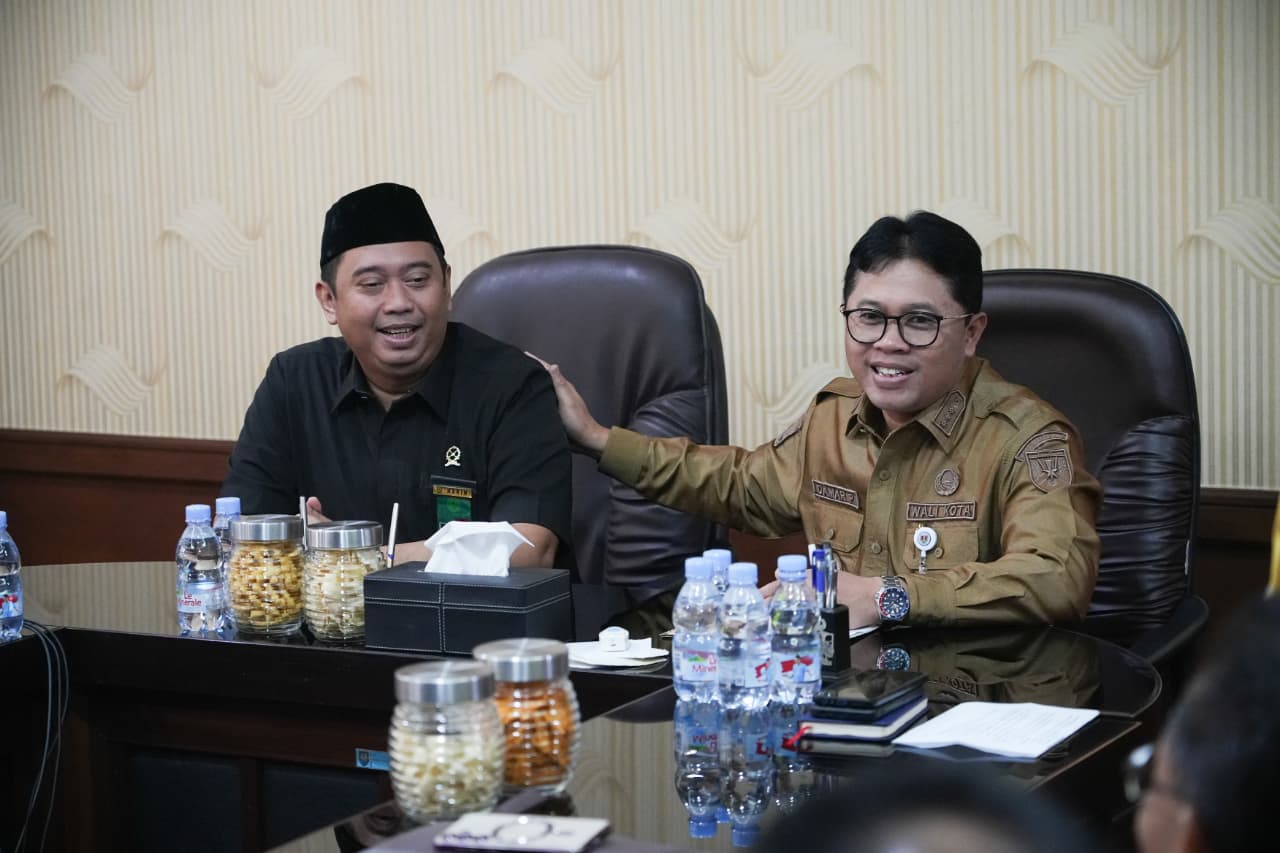 Penandatanganan MoU berlangsung di ruang rapat wali kota dengan disaksikan jajaran pejabat pemkot dan PN Magelang, Selasa (26/8).  &nbsp;  Perkuat Layanan Publik  Pemkot dan PN Magelang Perbarui MoU