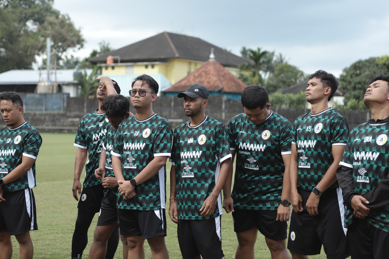 Dokter tim PSS Sleman dr Riko Arundito saat menjelaskan perkembangan medis pemain.