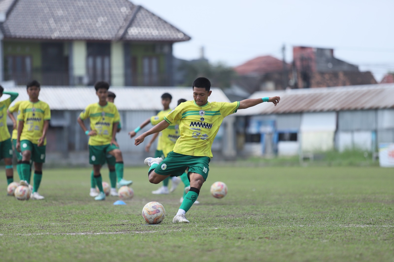 Pemain PSS U17 Farrel Luckyta Widodo saat menjalani latihan rutin.