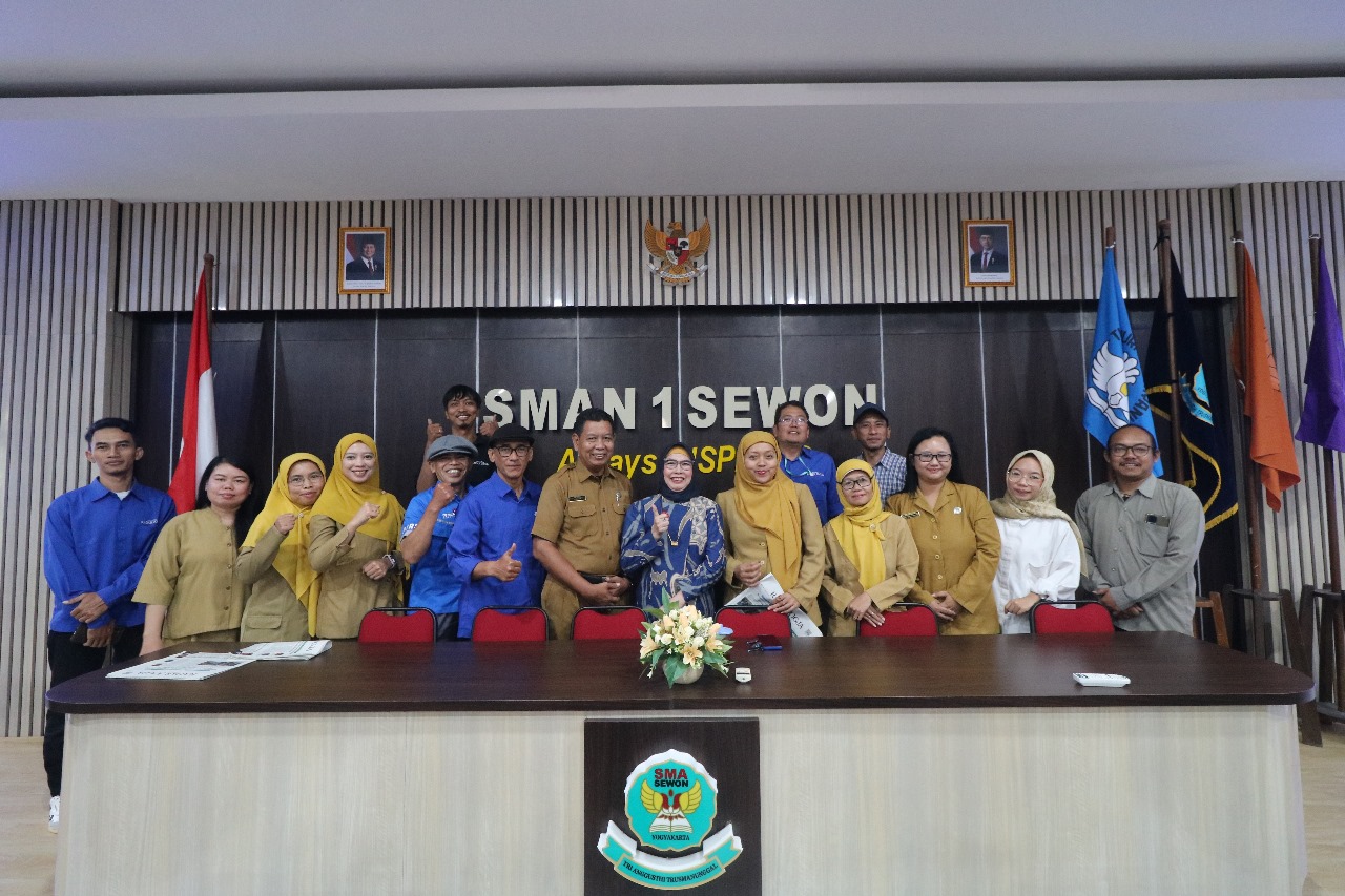 SUPPORT PENUH: Kepala sekolah SMAN 1 Sewon Drs Gami Sukarjo M.Pd beserta para guru bersama tim Radar Jogja dan Inneke Yonilestari.