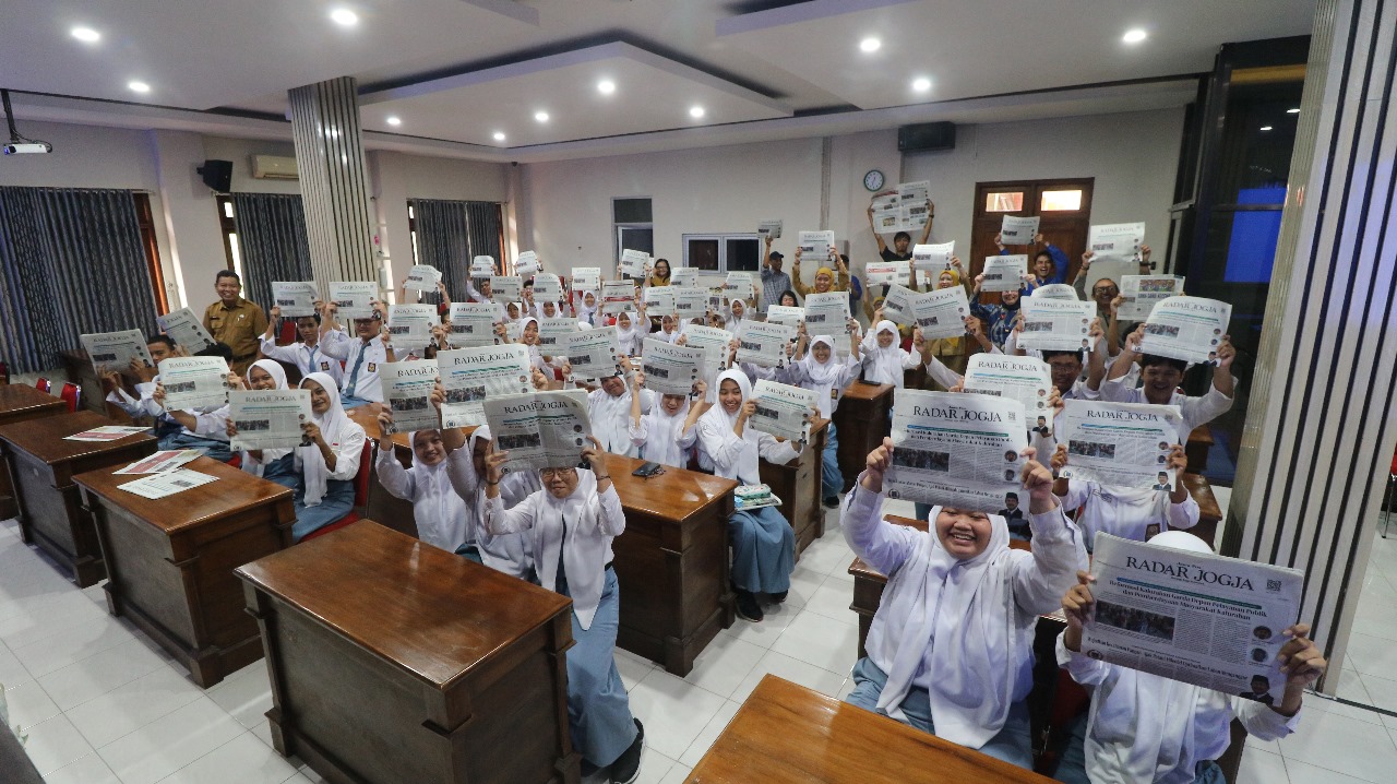 TAMBAH ILMU: Para siswa SMAN 1 Sewon menunjukkan koran Jawa Pos Radar Jogja usai pelatihan jurnalistik yang digelar pihak sekolah bekerja sama dengan Jawa Pos Radar Jogja, Senin (25/8).