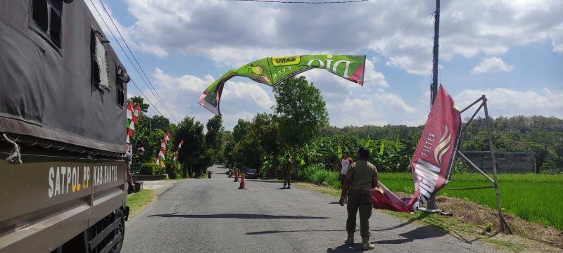 PENERTIBAN: Petugas Satpol PP Bantul sedang menertibkan reklame ilegal Selasa (26/8).