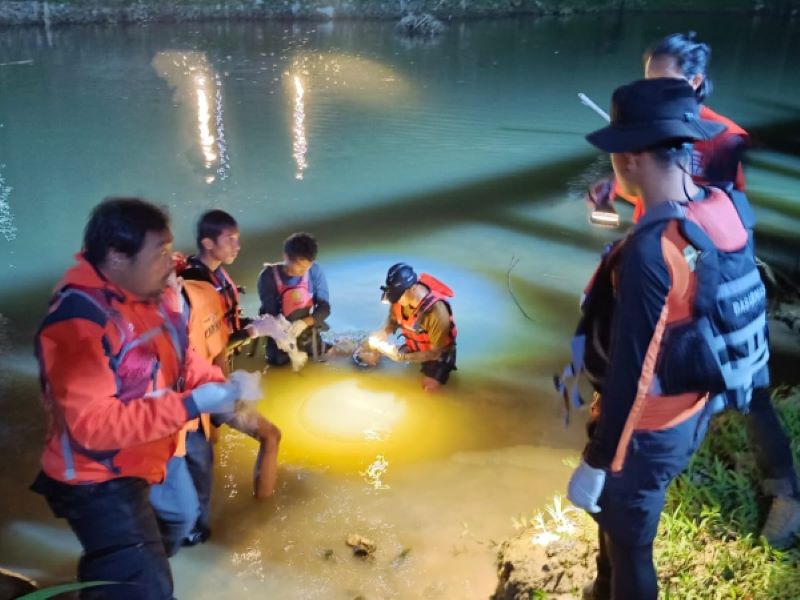 EVAKUASI: Tim SAR gabungan berhasil mengevakuasi jenazah wanita asal Desa Kedawung yang loncat dari Jembatan Muktisari Selasa (26/8) malam.