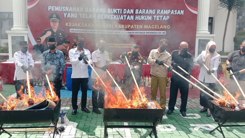 SIMBOLIS: Sekda Kabupaten Magelang didampingi Kepala Kejari Kabupaten Magelang saat memusnahkan barang bukti yang inkrah, Rabu (27/8).