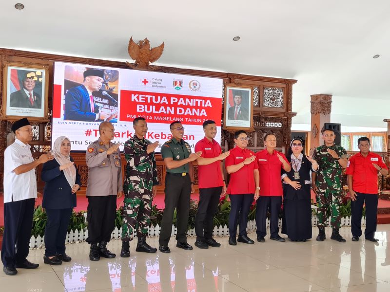 POTRET BERSAMA: Wali kota didampingi wakilnya saat pengukuhan panitia dan penetapan bulan dana PMI Kota Magelang, Rabu (27/8).