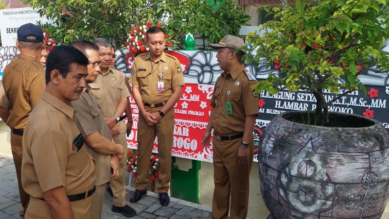 MENUMPUK: Wabup Ambar Purwoko menyoroti pot bunga yang mengganggu trotoar dihari pertama dirinya masuk.&nbsp;