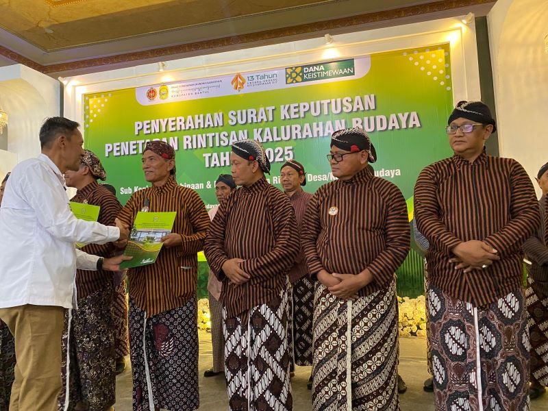 SIMBOLIS: Wakil Bupati Aris Suharyanta sedang memberikan surat keputusan (SK) penetapan Kalurahan Rintisan Budaya Rabu (27/8)