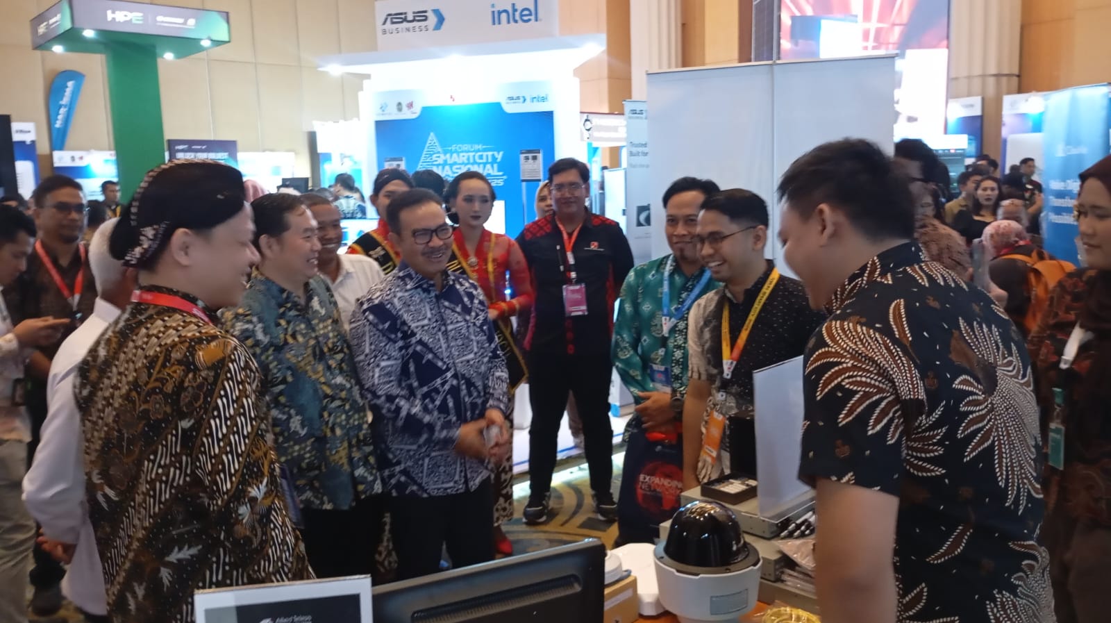 Wali Kota Jogja Hasto Wardoyo saat meninjau booth pameran di Forum Smart City Nasional yang diselenggarakan di Hotel Tentrem Kota Jogja, Rabu (27/8/2025).