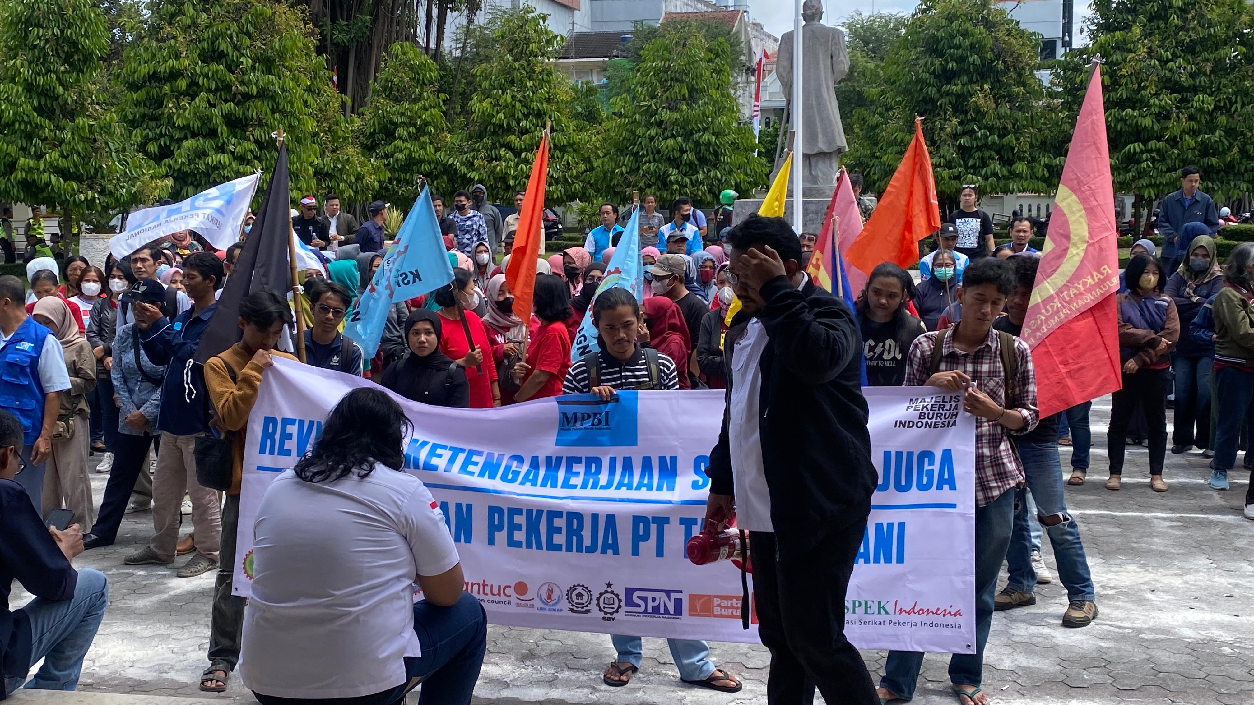 Audiensi Serikat Pekerja PT Taru Martani terkait keluhan ketidanyamanan dengan jajaran direksi di Gedung DPRD DIY, Rabu (27/8/2025).