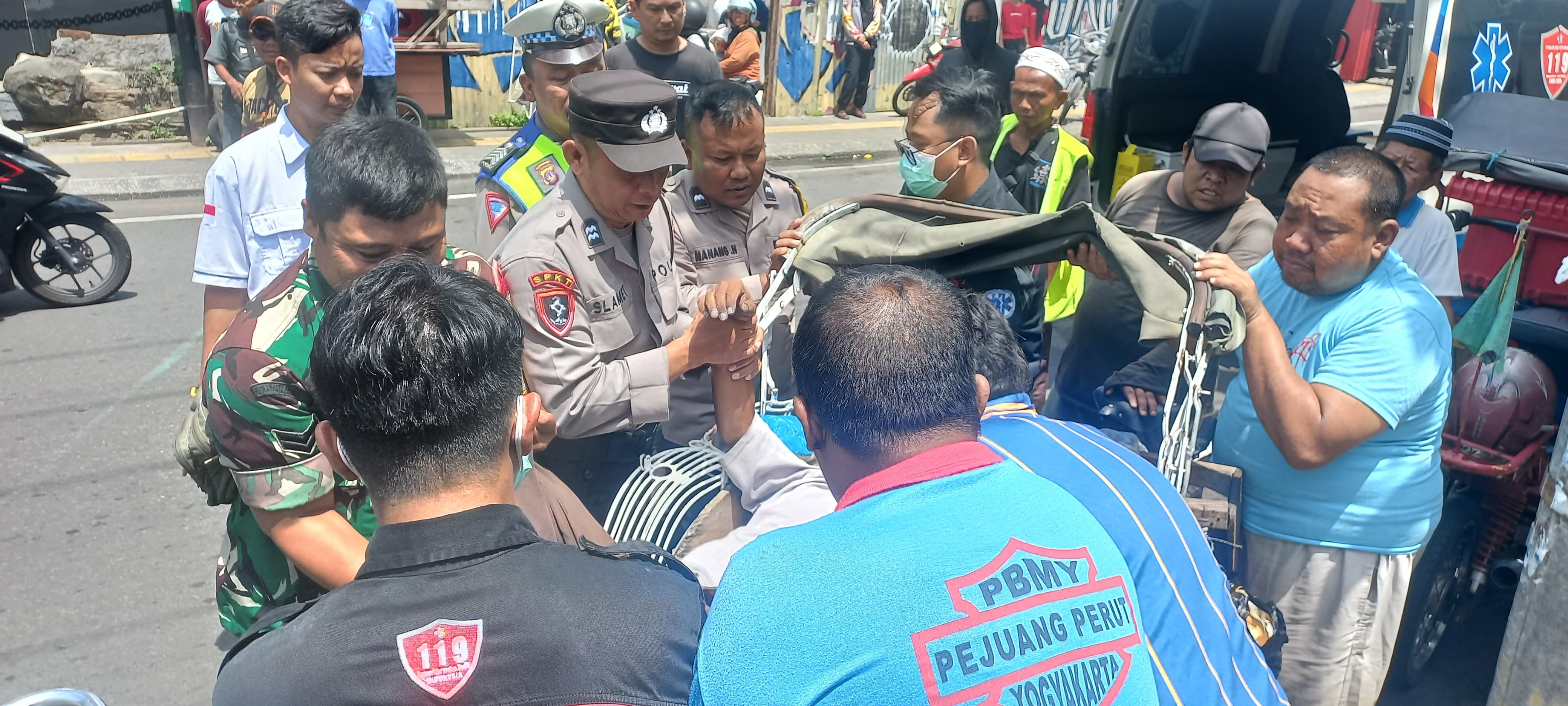 Petugas polisi saat melakukan olah tempat kejadian perkara kasus kematian tukang becak di Jalan Pajeksan, Gedongtengen, Kota Jogja pada Rabu (27/8/2025).