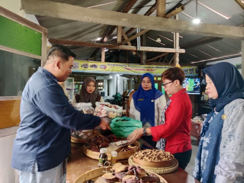 UNTUNG MENJANJIKAN: Ketua Komisi B DPRD DIY Andriana Wulandari (baju merah, Red) berdiskusi soal pengembangan jamur lingzhi saat kunjungan ke Jamal Farming di Seyegan, Sleman, Rabu (27/8).