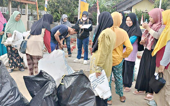 MENGHASILKAN RUPIAH: Pengelola Bank Sampah Migunani Padukuhan Ketonggo saat melakukan pengumpulan dan pemilahan sampah di balai padukuhan, Rabu (27/8/2025).