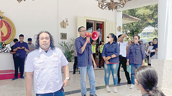 Koordinator MPBI DIJ Irsad Ade Irawan saat ditemui di lokasi aksi, Depan Gedung DPRD DIJ, Rabu (27/8/2025).