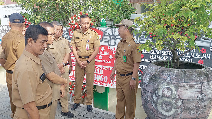MENGGANGGU FUNGSI TROTOAR: Wabup Ambar Purwoko menyoroti keberadaan ratusan pot bunga yang terpasang di atas trotoar.