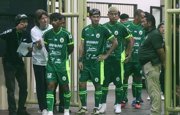 INSTRUKSI: Direktur teknik PSS Sleman Pieter Huistra memberikan instruksi pada pemain sebelum masuk ke lapangan saat laga uji coba melawan PSPS Pekanbaru, Jum