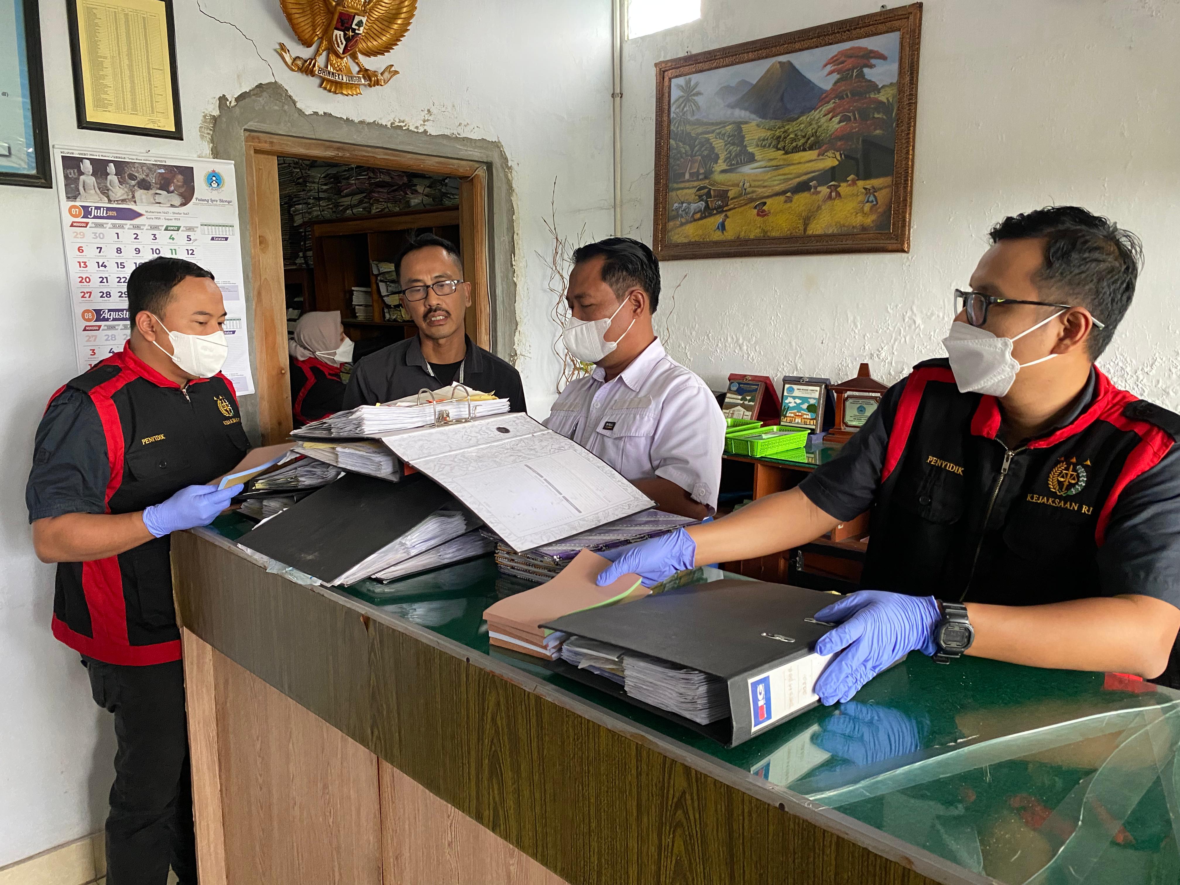 BARANG BUKTI: Tim Penyidik memeriksa sejumlah berkas di Kantor BUKP Galur.