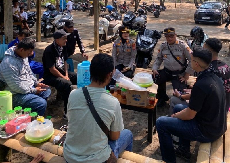 Suporter Persib Bandung didampingi pihak Kepolisian dalam agenda nobar di Pantai Cangkring
