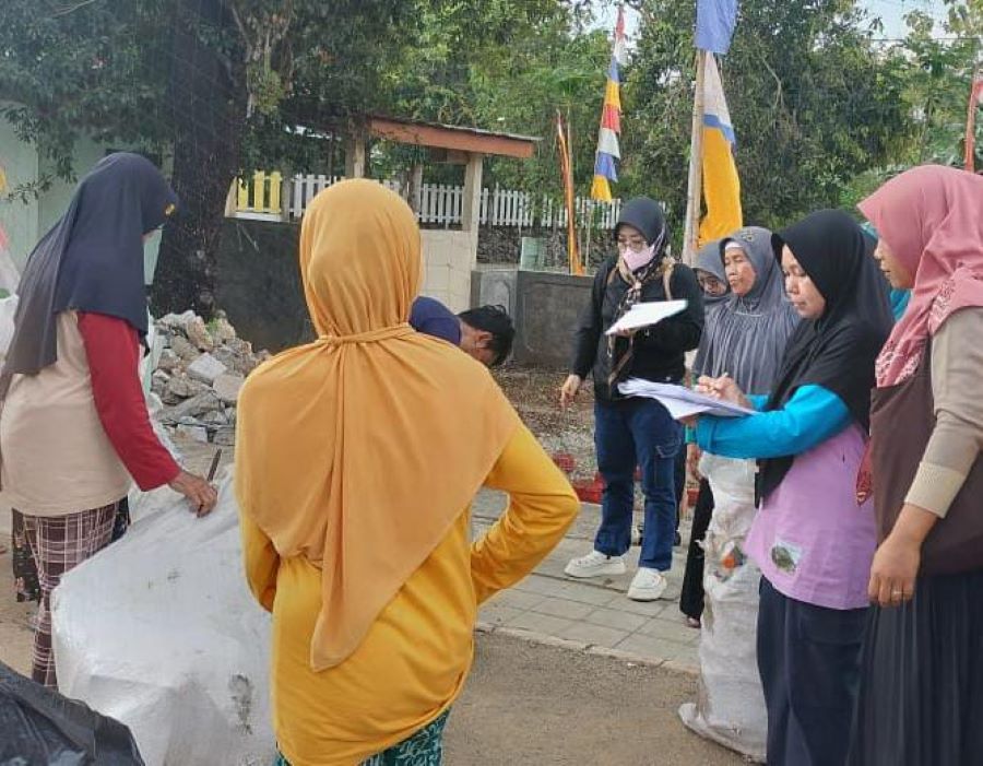 Kegiatan Bank Sampah Migunani Padukuhan Ketonggo saat melakukan pengumpulan dan pemilahan sampah di balai padukuhan pada Rabu (27/8).