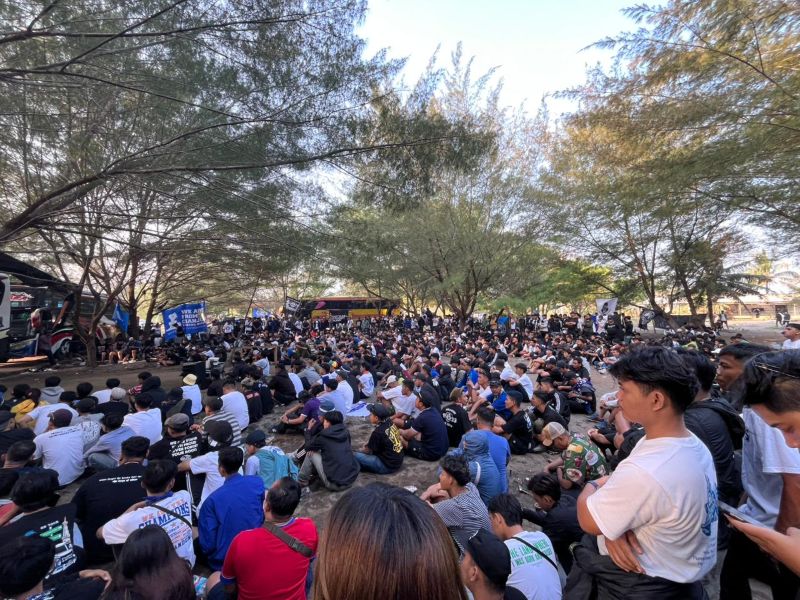 Suasana kondusif suporter Persib saat nonton bareng di Pantai Cangkring