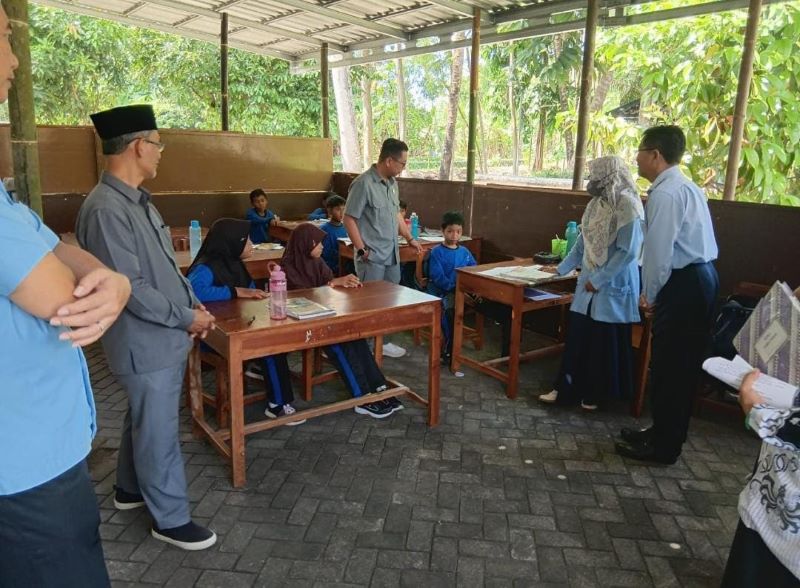 DARURAT: Murid SDN Terban sedang melakukan kegiatan belajar mengajar di rumah warga.