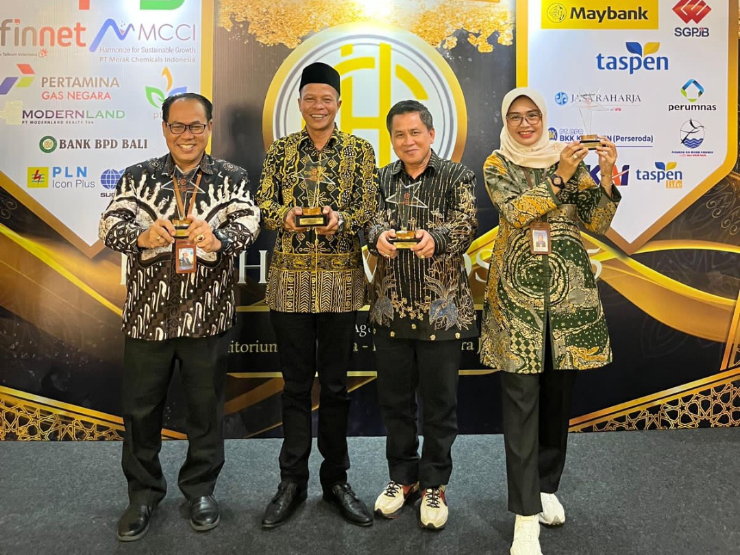 Wakil Bupati Kebumen Zaeni Miftah didampingi segenap&nbsp; jajaran direksi PT BPR BKK Kebumen menunjukkan tropi penghargaan yang diraih atas keseriusan mengalola Sumber Daya Manusia (SDM). (Dokumentasi PT