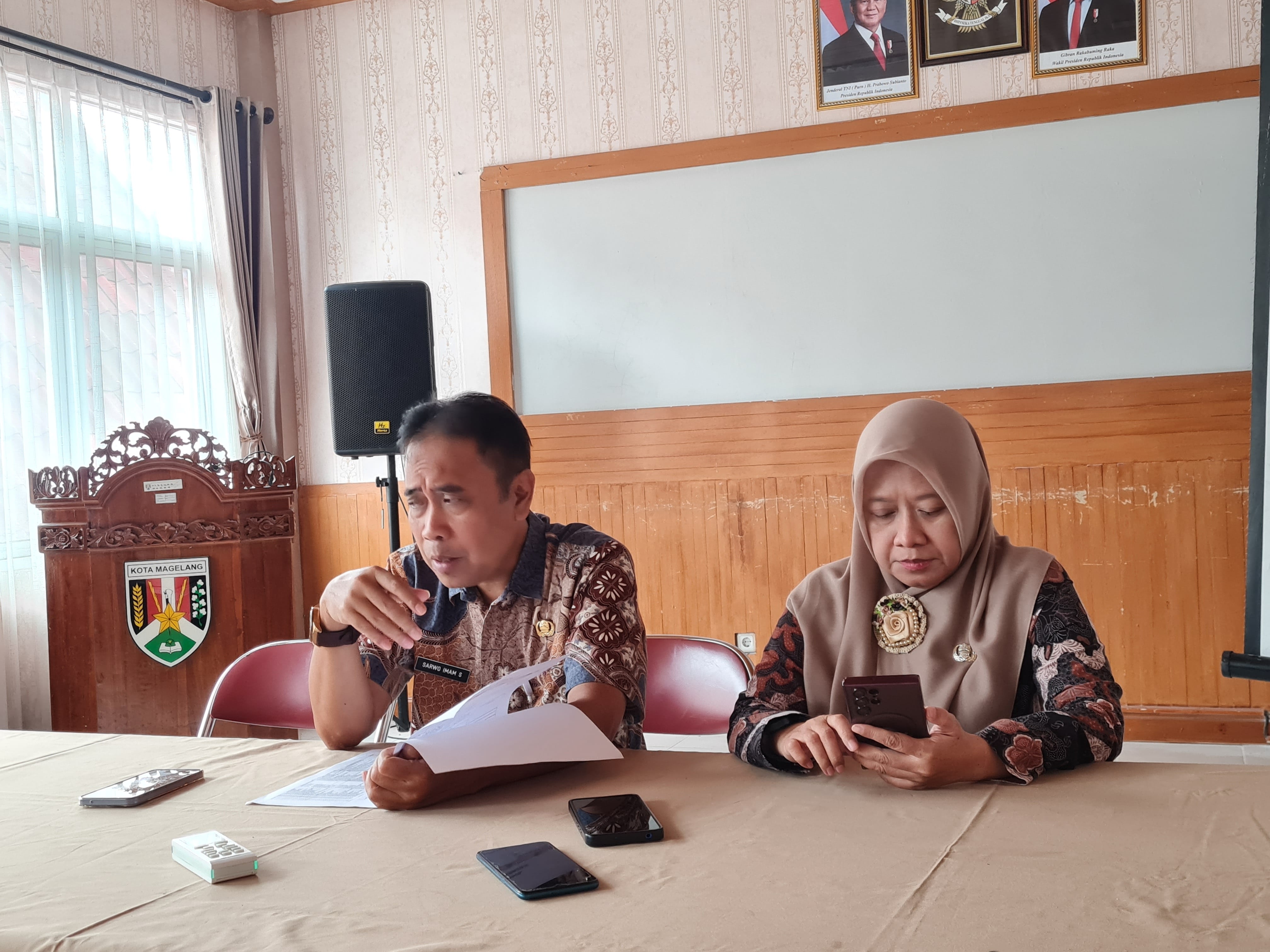 Kepala Disporapar Kota Magelang saat memberikan penjelasan terkait gelaran Magelang Etno Carnival 2025, Kamis (28/8).