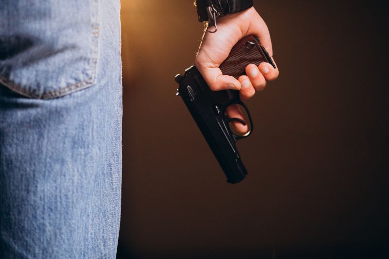 Ilustrasi penembakan dengan pistol.