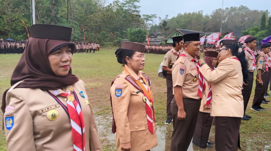 Bupati Gunungkidul sedang menyematkannya lencana penghargaan kepada sembilan anggota Gerakan Pramuka Kwarcab Gunungkidul, terdiri dari Lencana Melati, Karya Bakti, Pancawarsa, serta Pramuka Teladan.