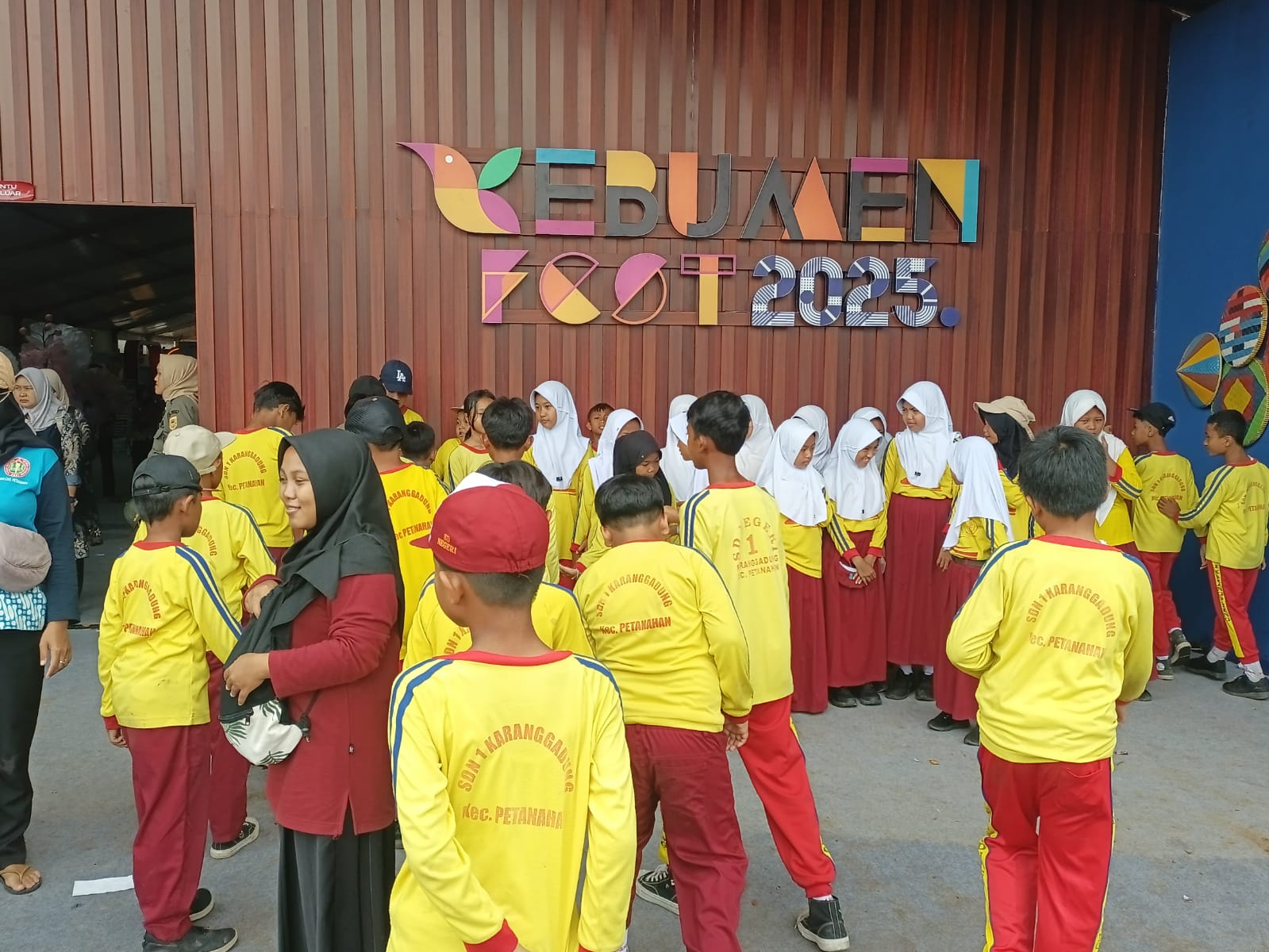 Pengunjung yang didominasi kalangan pelajar terlihat berada di area Kebumen Fest. (M Hafied/Radar Jogja)