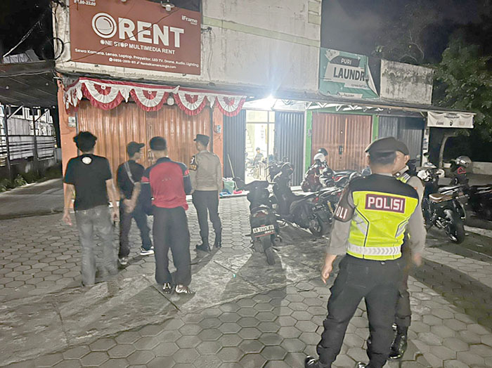 CEPAT: Anggota Unit Turjawali Samapta Polresta Sleman saat merespons laporan warga terkait adanya musik dengan volume terlalu keras di Condongcatur.