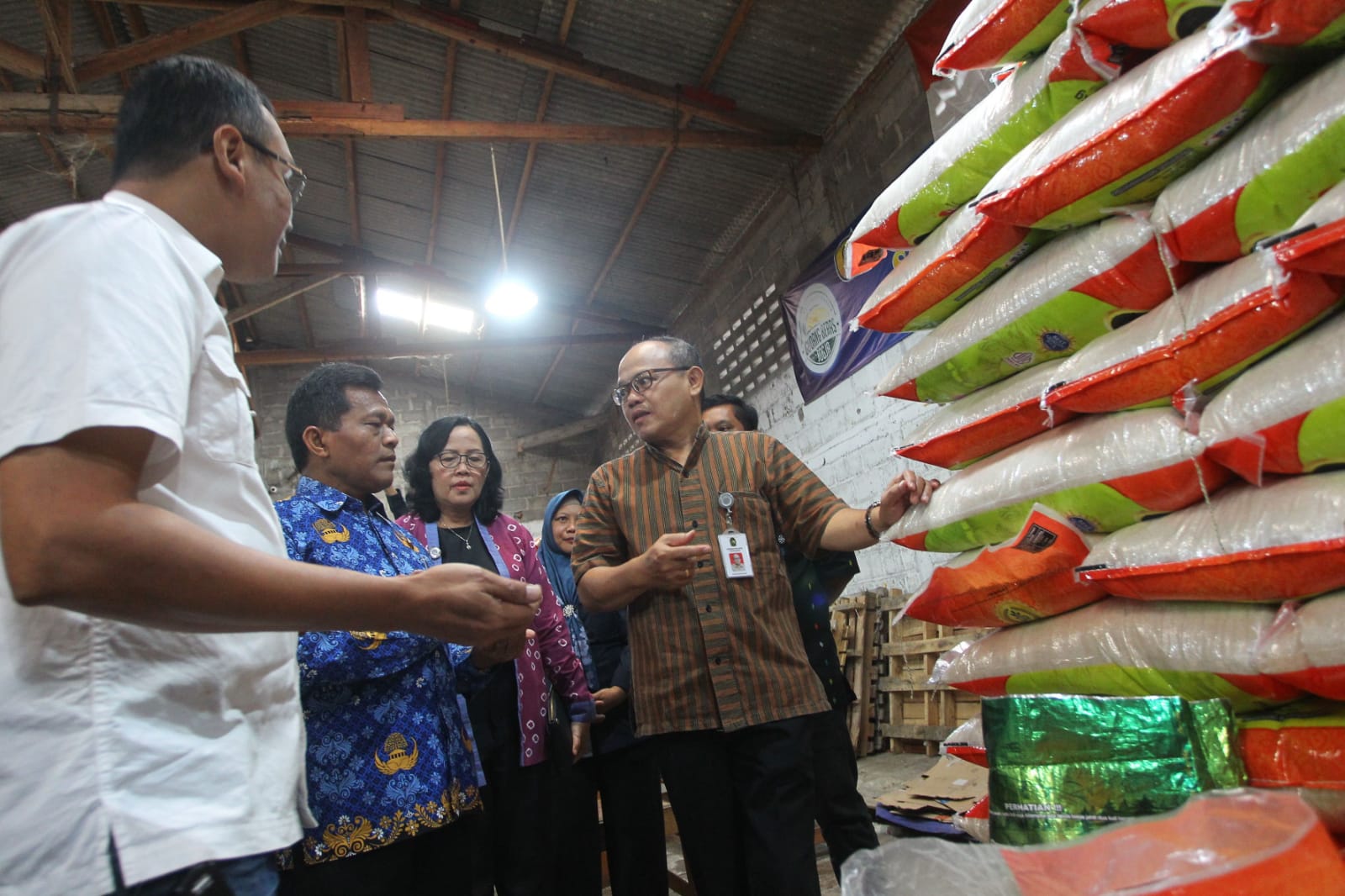 Tim Pengendali Inflasi Daerah (TPID) Kota Jogja memantau ketersediaan beras di gudang beras Jalan Gambiran, Kota Jogja, Kamis (28/8/2025).