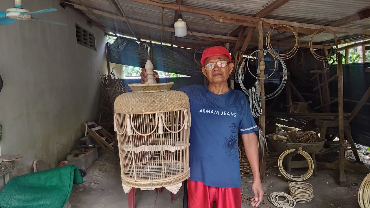 Sumadi Priyono sedang memegang kerajinan sangar burung yang dibuatnya Rabu (27/8/2025).