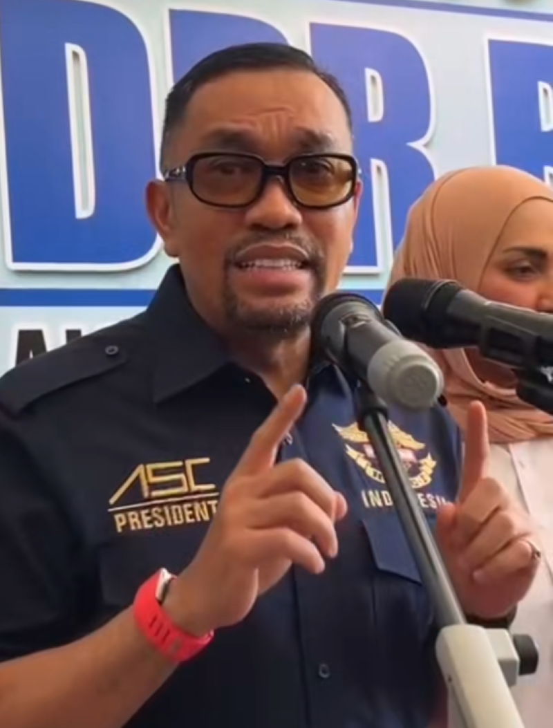 Ahmad Sahroni diturunkan dari jabatannya di lingkungan legislatif DPR RI.
